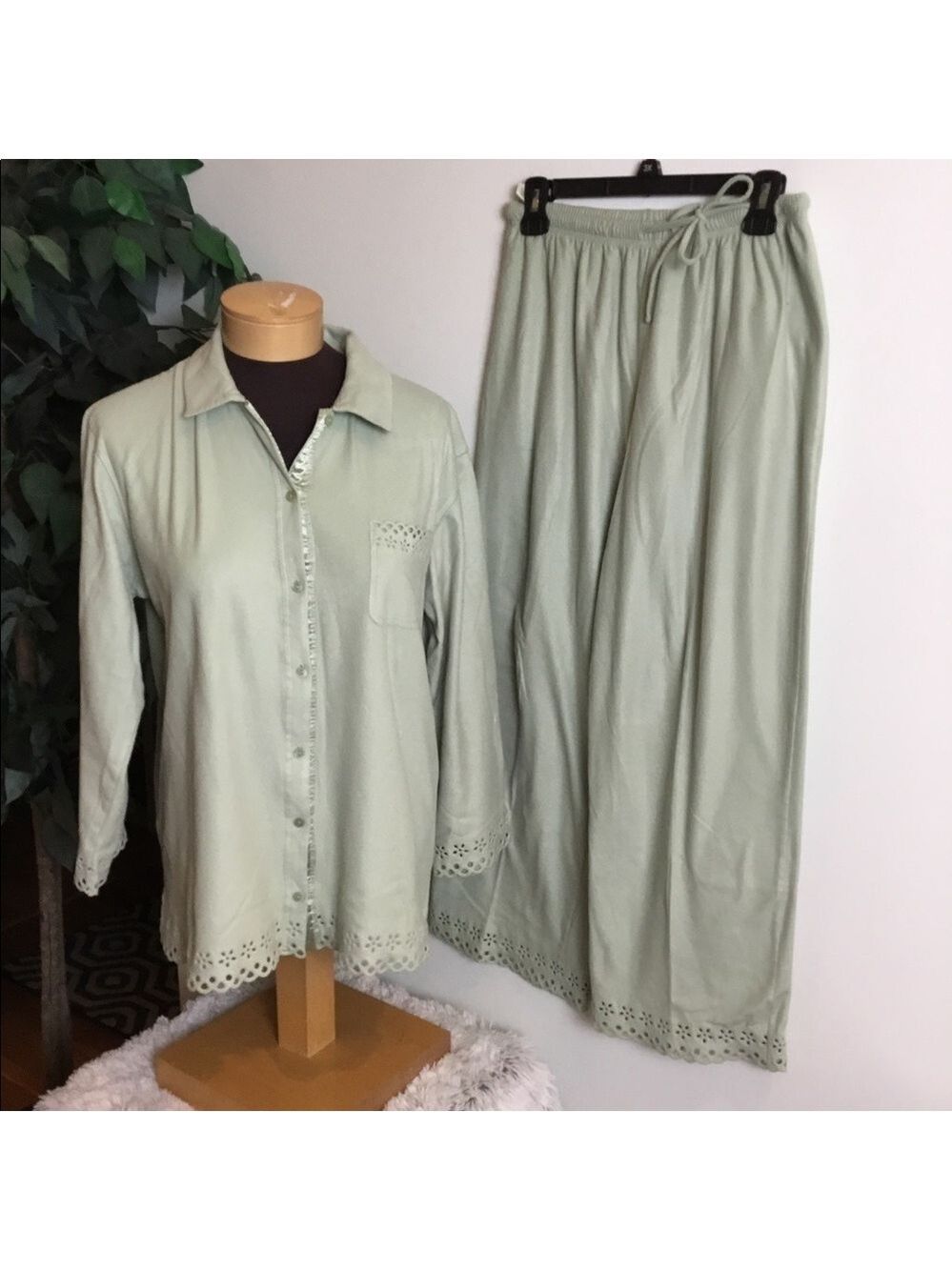 TJ Max green M 2 piece pajama set w/cutoff detail